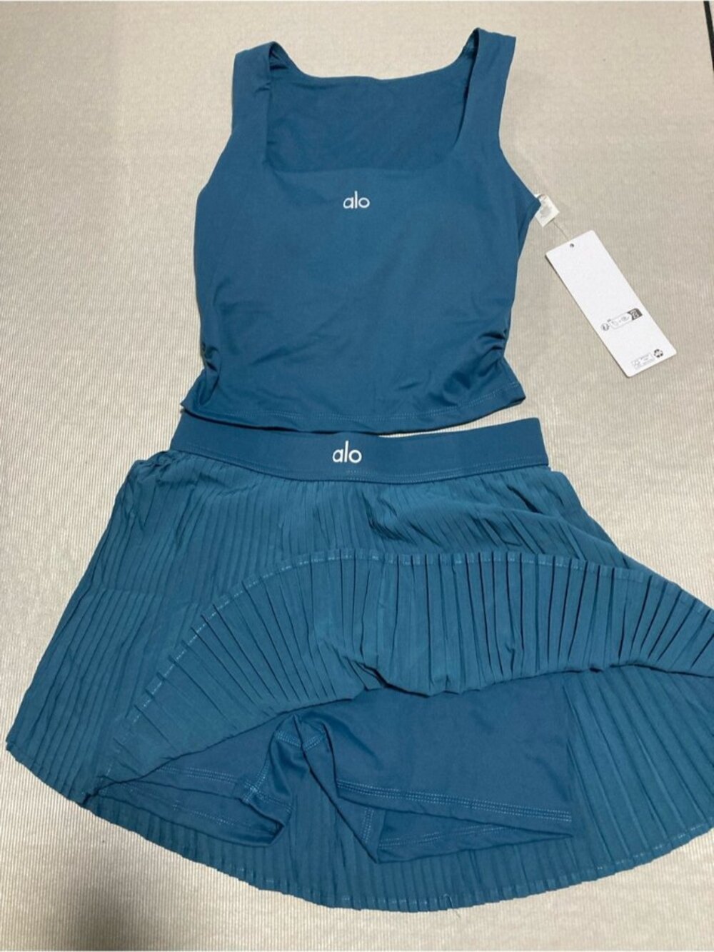Alo Women's Teal Pleated Active Shorts and Crop Tank Set - Picture 2 of 3